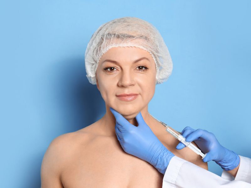mujer en tratamiento de reducción de papada con microinyecciones